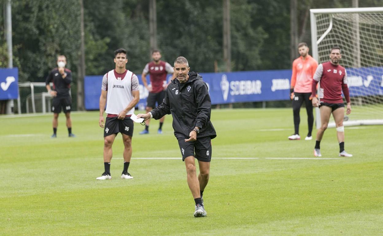 Gaizka Garitano da instrucciones durante un entrenamiento en Atxabalpe.