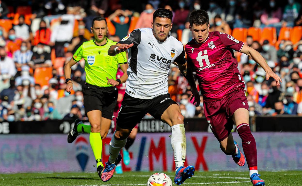 Maxi Gómez e Igor Zubeldia disputan un balón el domingo pasado en Mestalla.