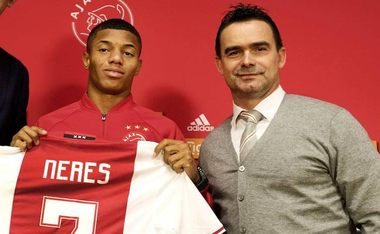 Overmars, junto a Neres en la presentación del fichaje del brasileño.
