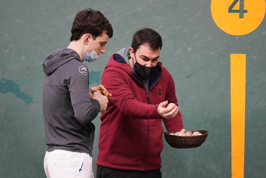 Fotos: Altuna, ausente en la elección de material para el encuentro frente a Peña II y albisu