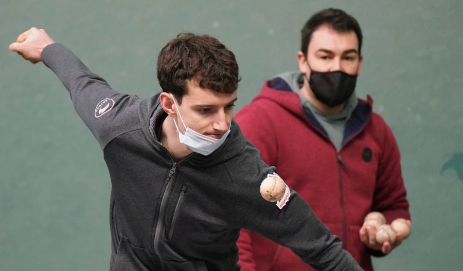 Fotos: Altuna, ausente en la elección de material para el encuentro frente a Peña II y albisu