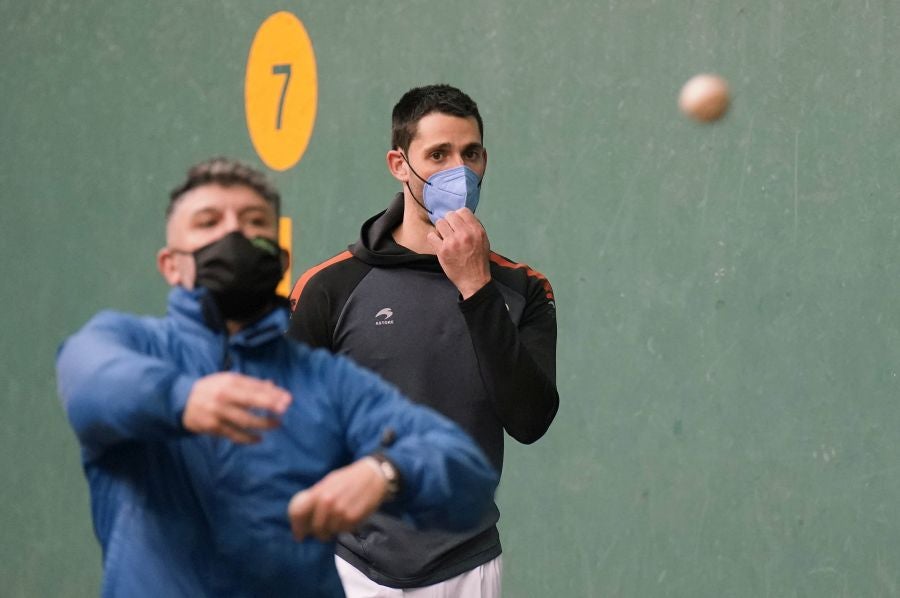 Fotos: Altuna, ausente en la elección de material para el encuentro frente a Peña II y albisu