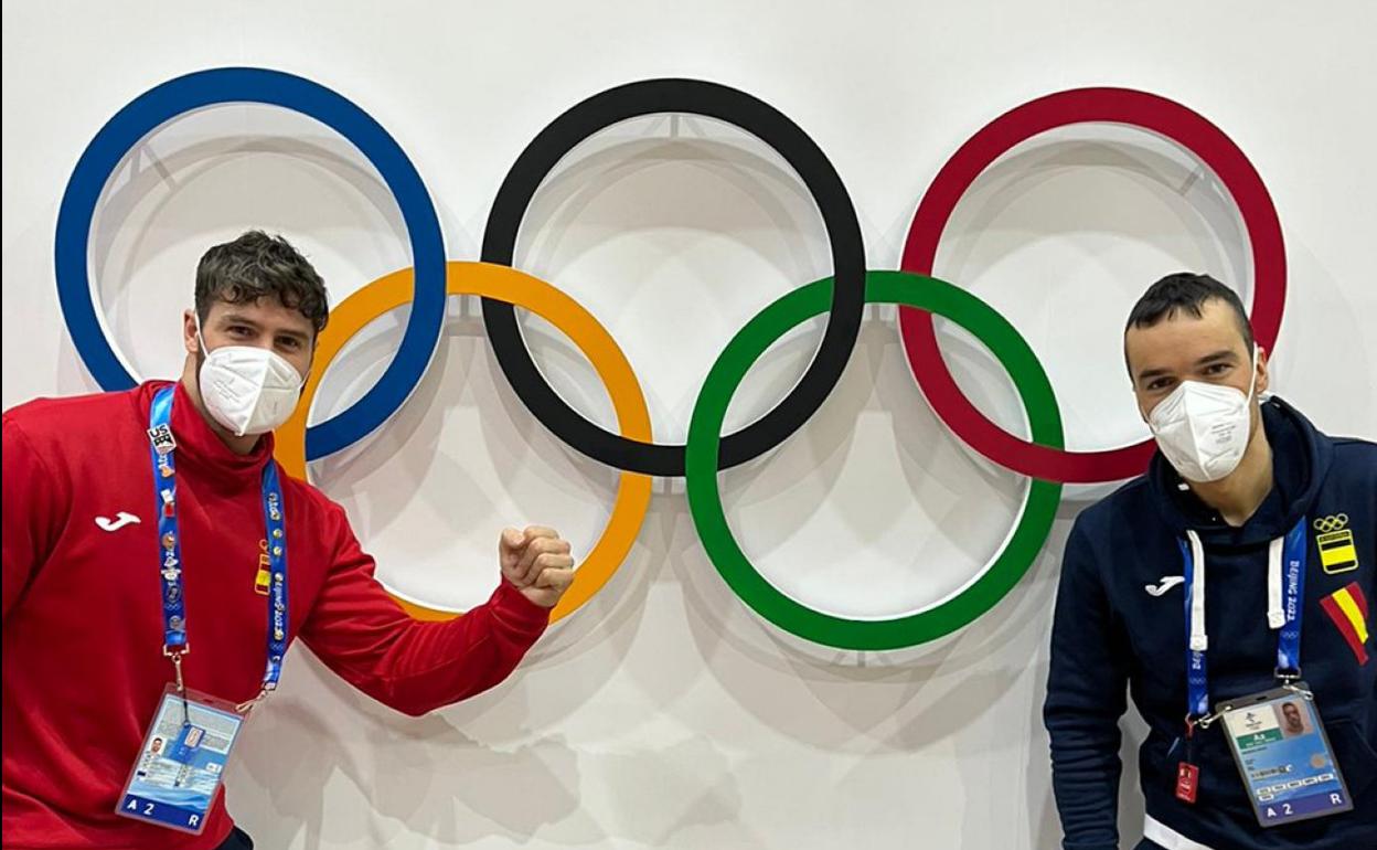 El donostiarra Lucas Eguibar y el tolosarra Imanol Rojo, con los aros olímpicos en Pekín. 