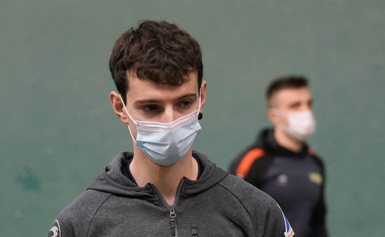 Julen Martija, ayer en la elección de material de Idiazabal. Detrás, Jon Ander Peña. 