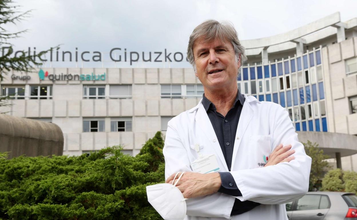 El neurólogo Gurutz Linazasoro posa en la entrada de Policlínica Gipuzkoa. Antonio Cabanillas. 