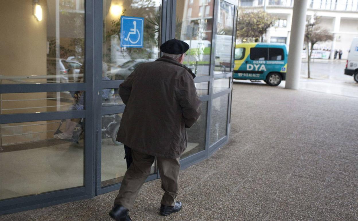 Un hombre, a punto de entrar a la residencia Txara II de Donostia. 