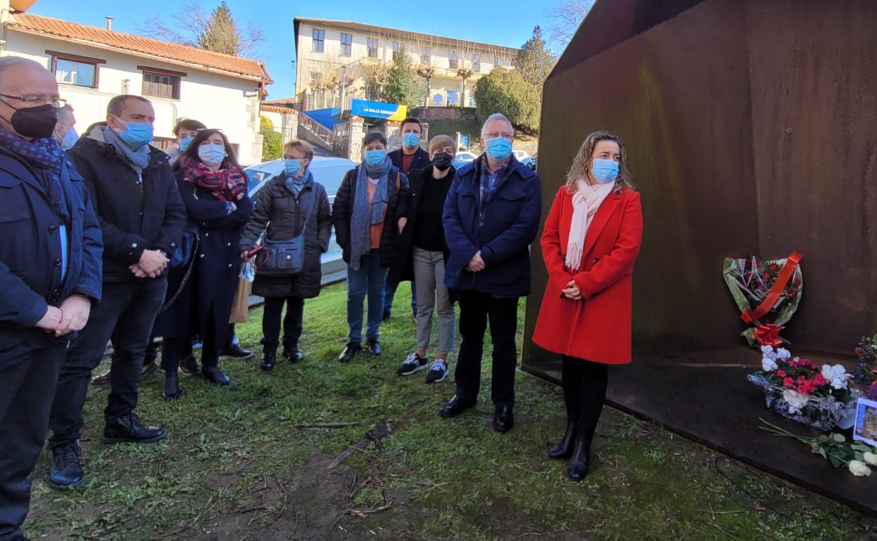 José Ignacio Asensio y Maider Laínez, junto a otros miembros del PSE de Gipuzkoa, hoy en el homenaje a Joxeba Pagazaurtundua en Andoain 