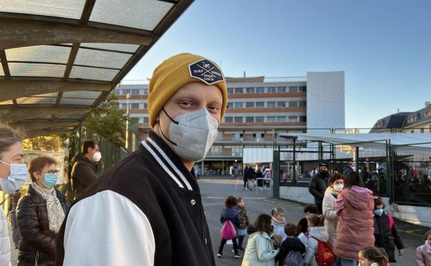 Alberto Padierna, a la espera de dejar a su hijo en el centro. 