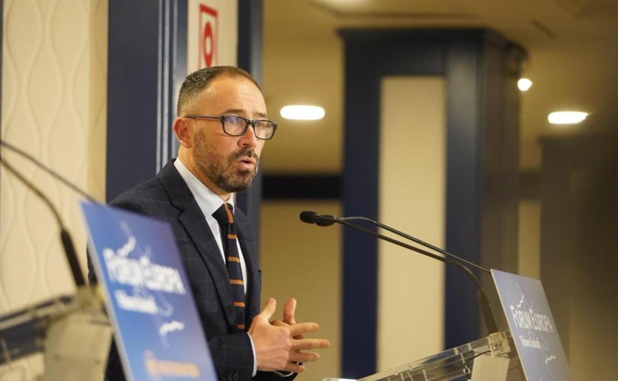 El delegado del Gobierno en Euskadi, Denis Itxaso, en su intervención en el Fórum Europa, en Bilbao.