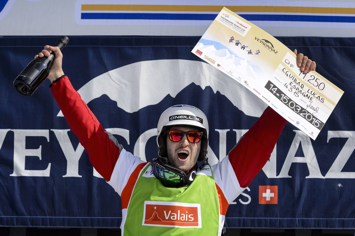 El esquiador vasco posa como ganador de la prueba de la Copa del Mundo de snowboard disputada en la Veyssonaz, Suiza