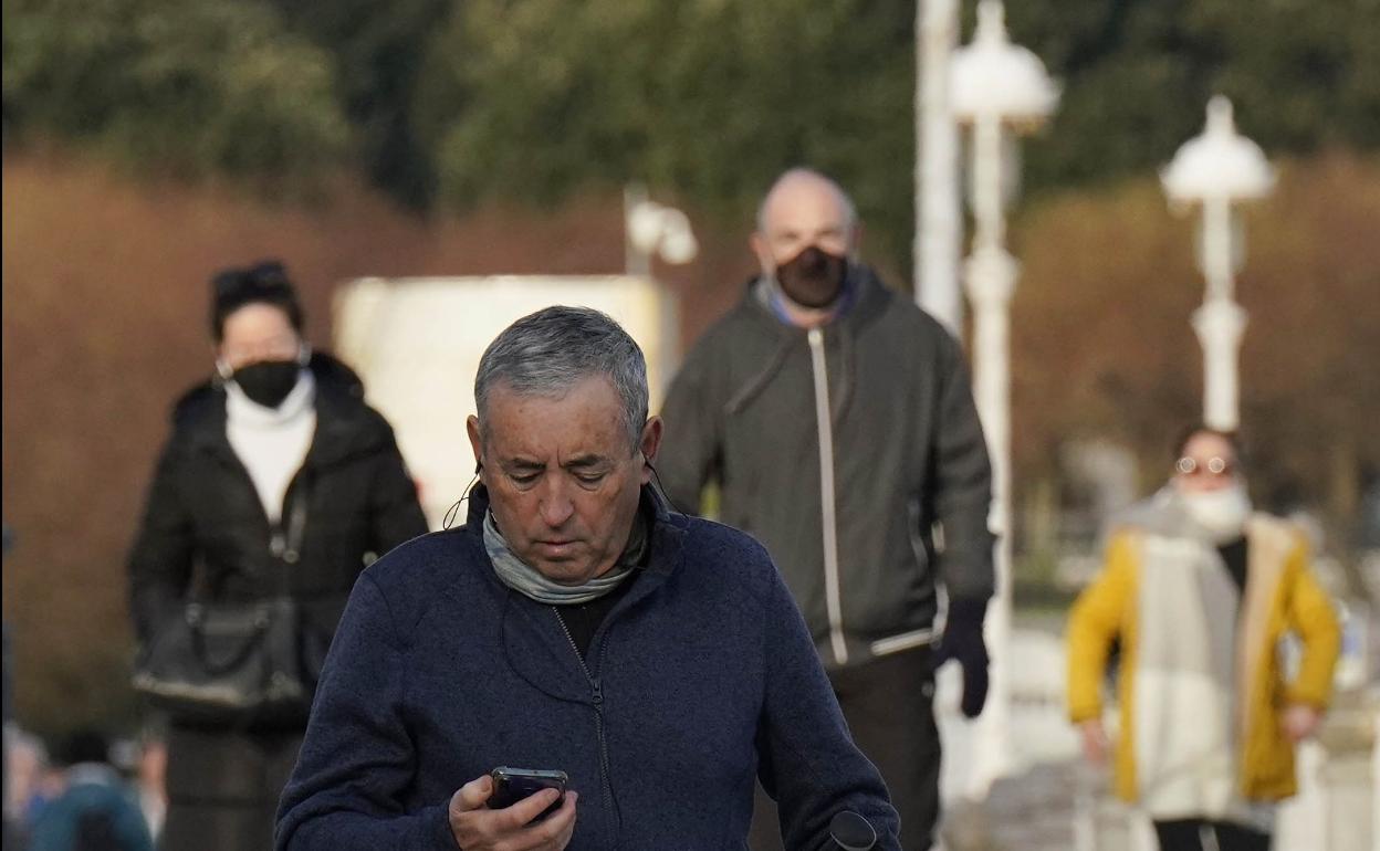 Un hombre pasea sin mascarilla ayer por Donostia. 
