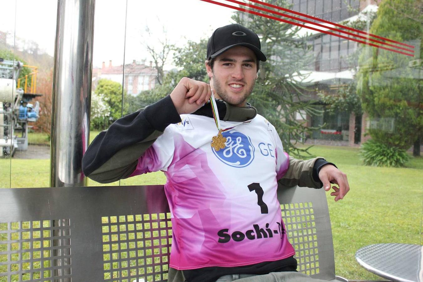 Posa junto a la medalla del Campeonato del Mundo junior de 2013 en la sede de El Diario Vasco