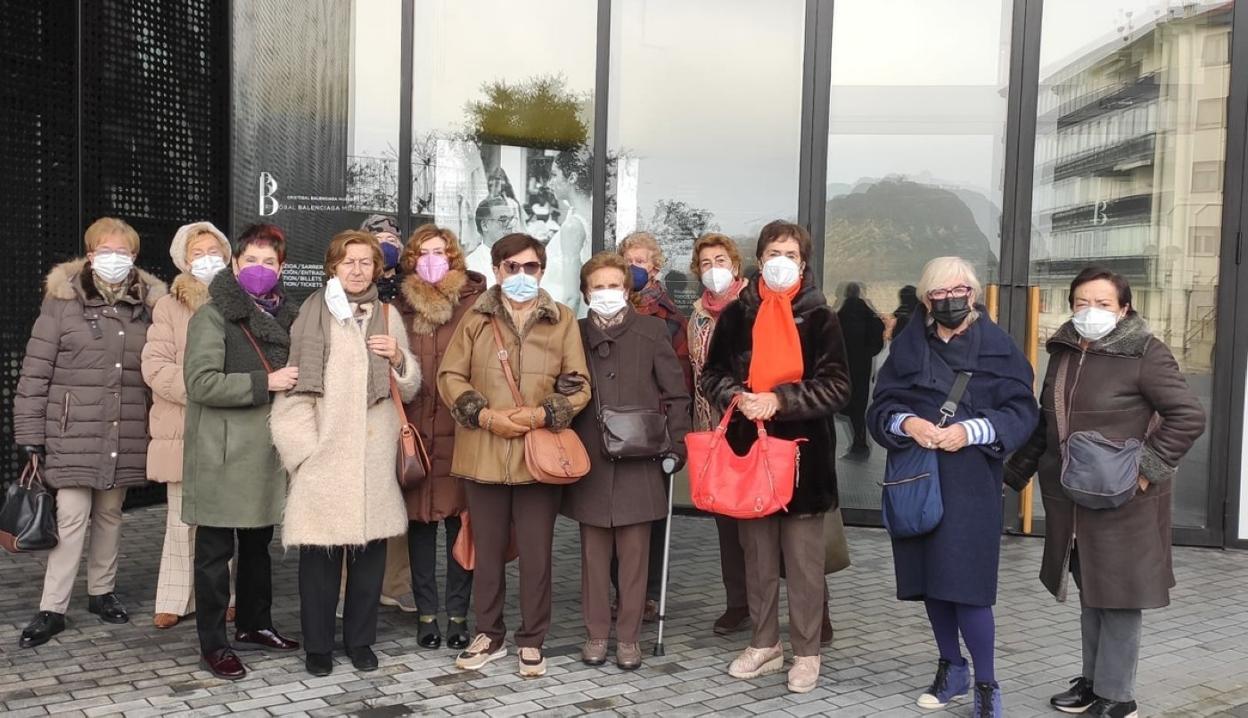 Componentes de Eragin, en el museo Balenciaga para conocer la exposición 'La elegancia del sombrero'.