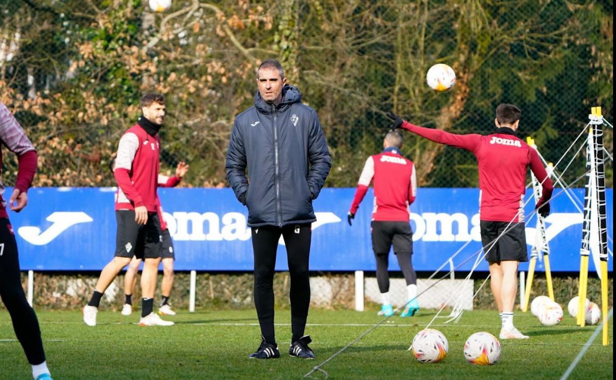 Gaizka Garitano, durante un entrenamiento en Atxabalpe. 