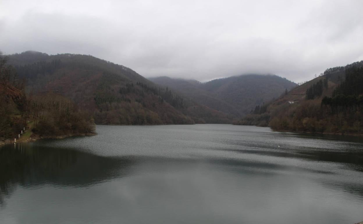 El embalse de Ibai-Eder, en Azpeitia, el más grande de Gipuzkoa. 