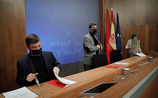 El consejero de Justicia del Gobierno de Navarra, Eduardo Santos (c), Mikel Lizarraga (i) y María Victoria Martinikorena, víctima de abusos por parte de una religiosa, durante la presentación del estudio.