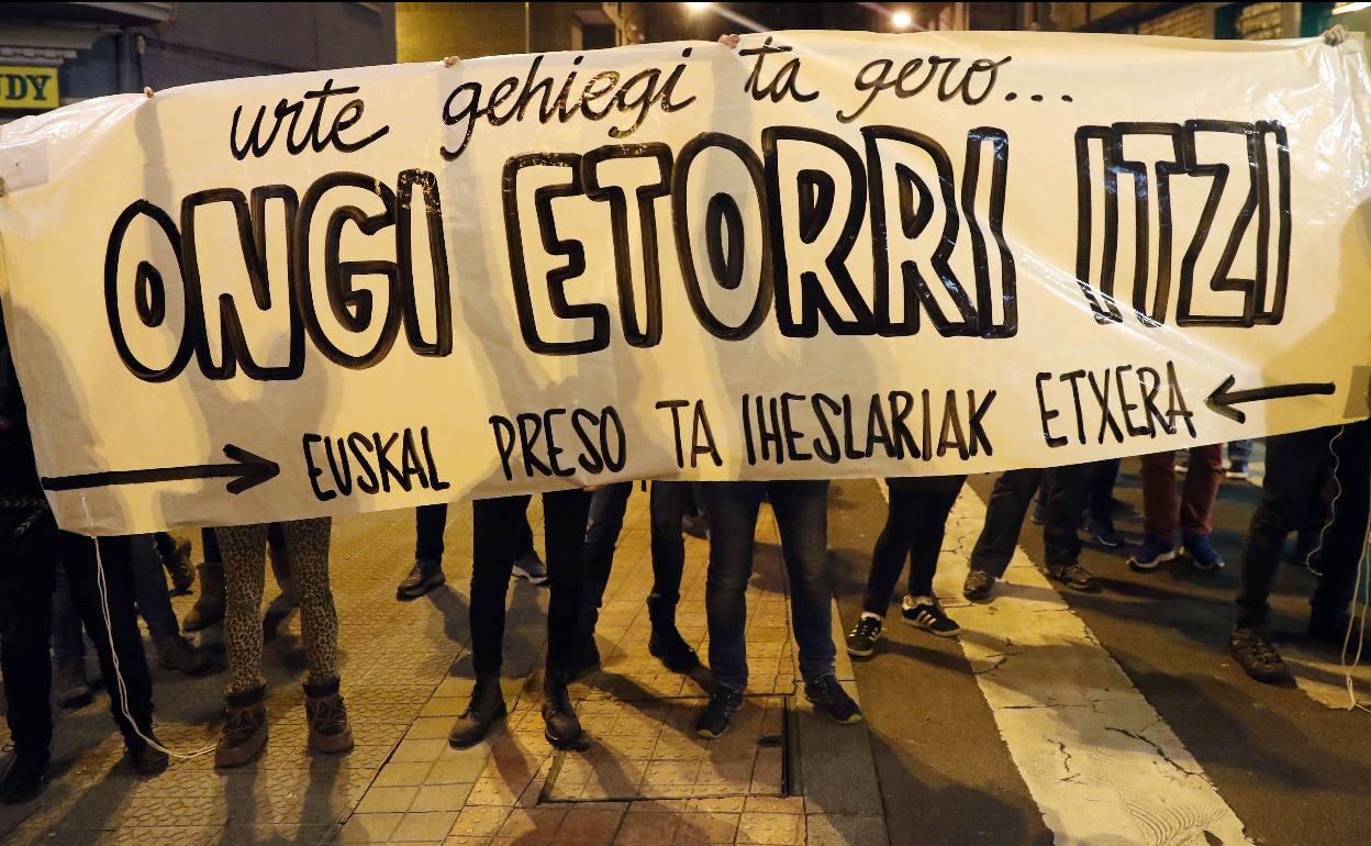 Miembros de la izquierda abertzale con un cartel durante el recibimiento a un preso.