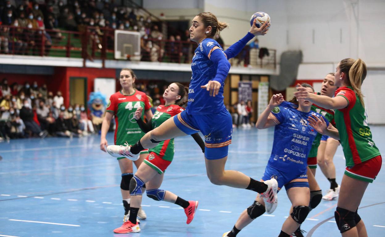 June Loidi, autora de tres goles, lanza a portería en una acción del partido, ayer en Zumaia.
