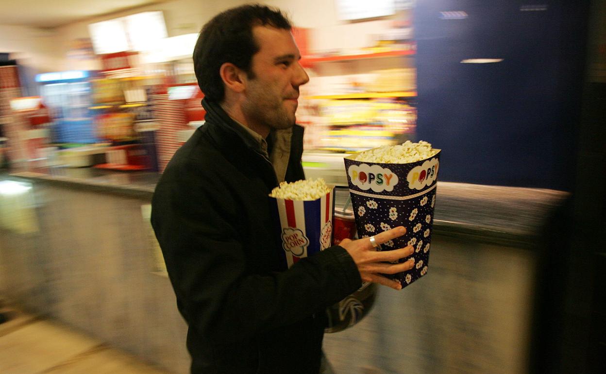 Desde el lunes se puede volver a comer palomitas en el cine. 