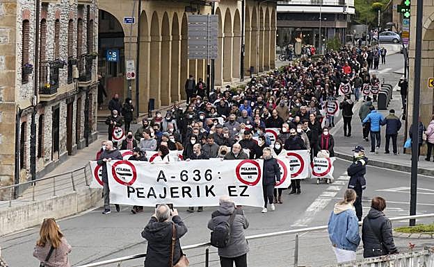 Imagen principal - Manifestantes en la protesta de Zumárraga. 
