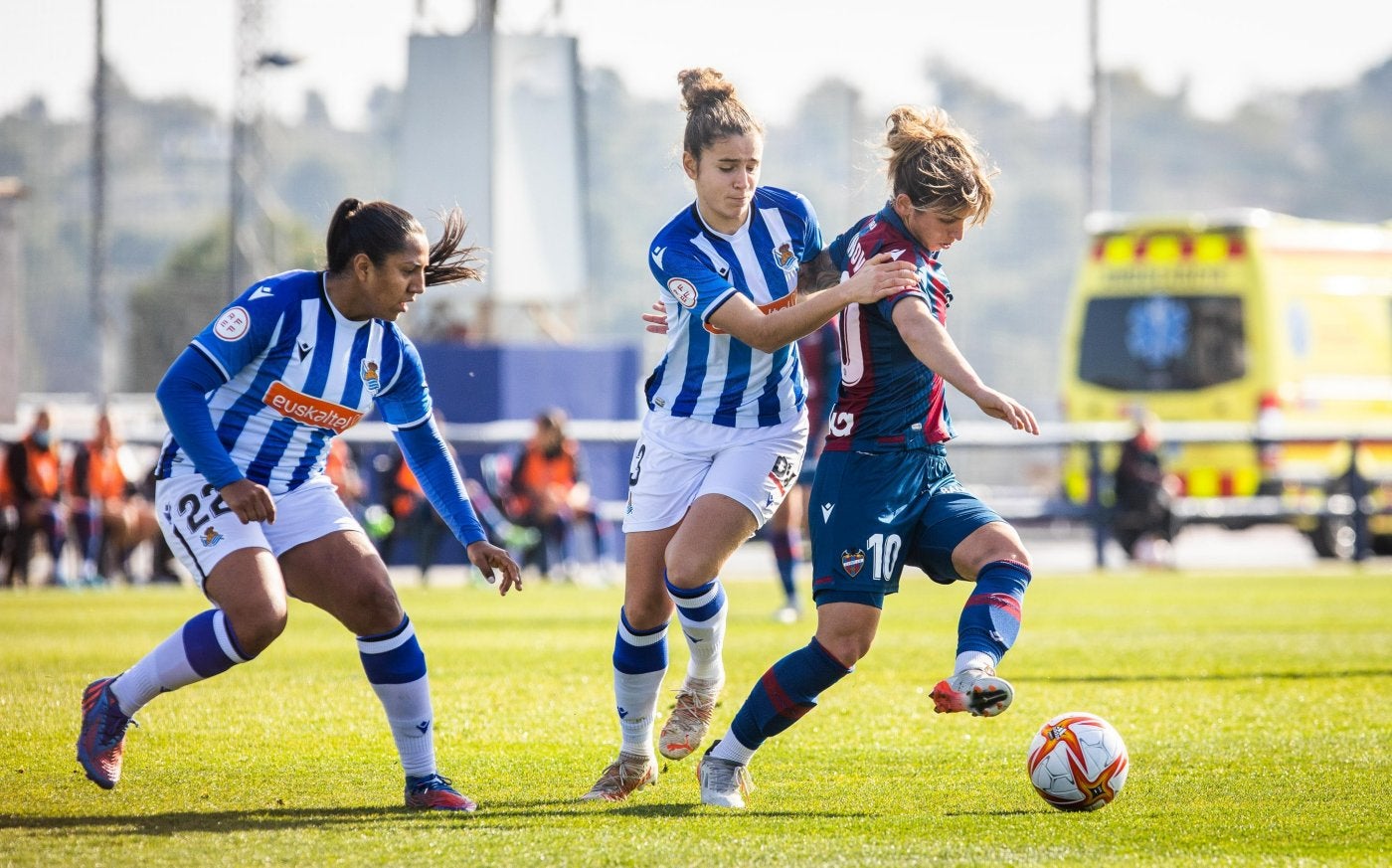 Vanegas y Tejada intentan quitarle el balón a Andonova. 