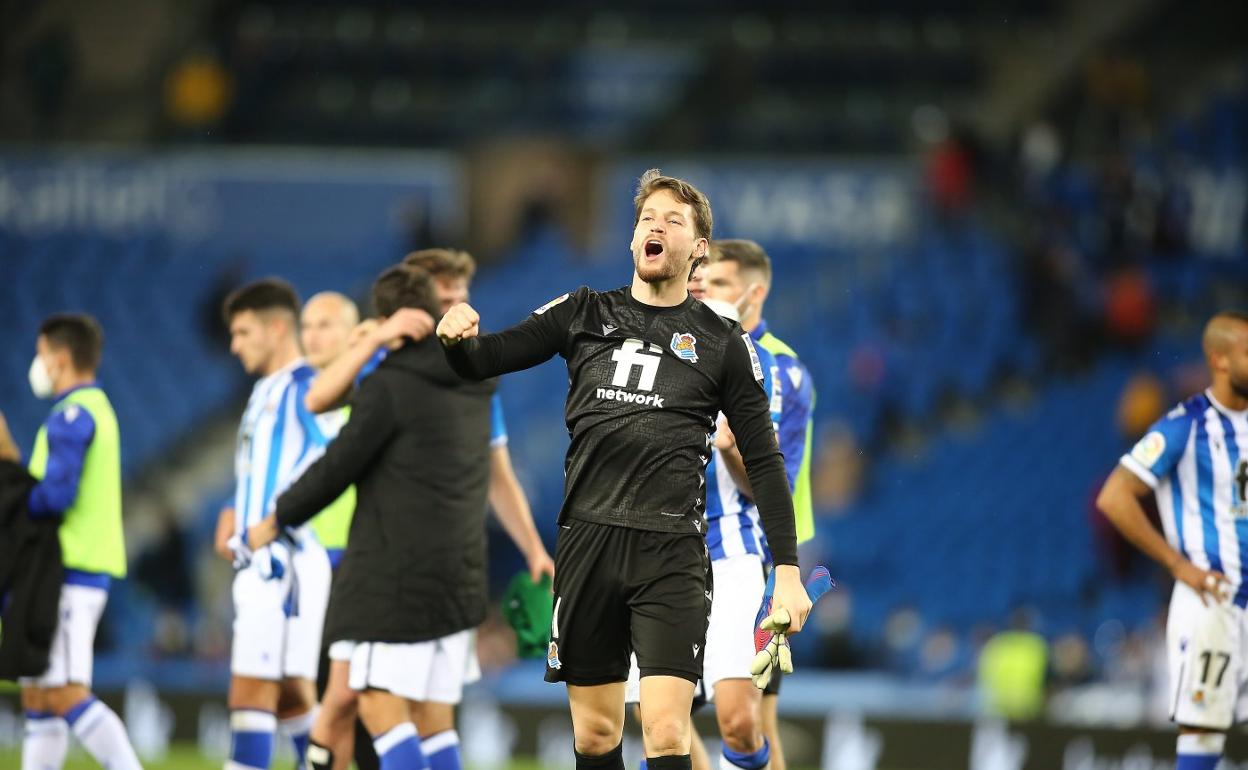 Remiro, sonriente, se dirige a los aficionados para celebrar el triunfo frente al Granada en un partido en el que volvió a ser decisivo. 