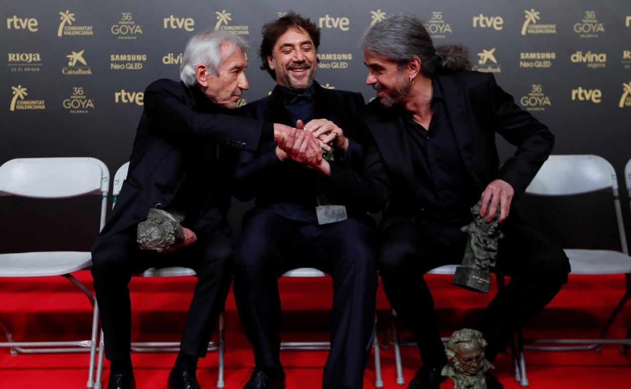 Sacristán, Bardem y León de Aranoa, con sus premios. 