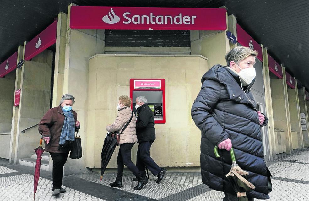 Mayores ayer en Donostia ante una de las entidades que ha ampliado los horarios. 