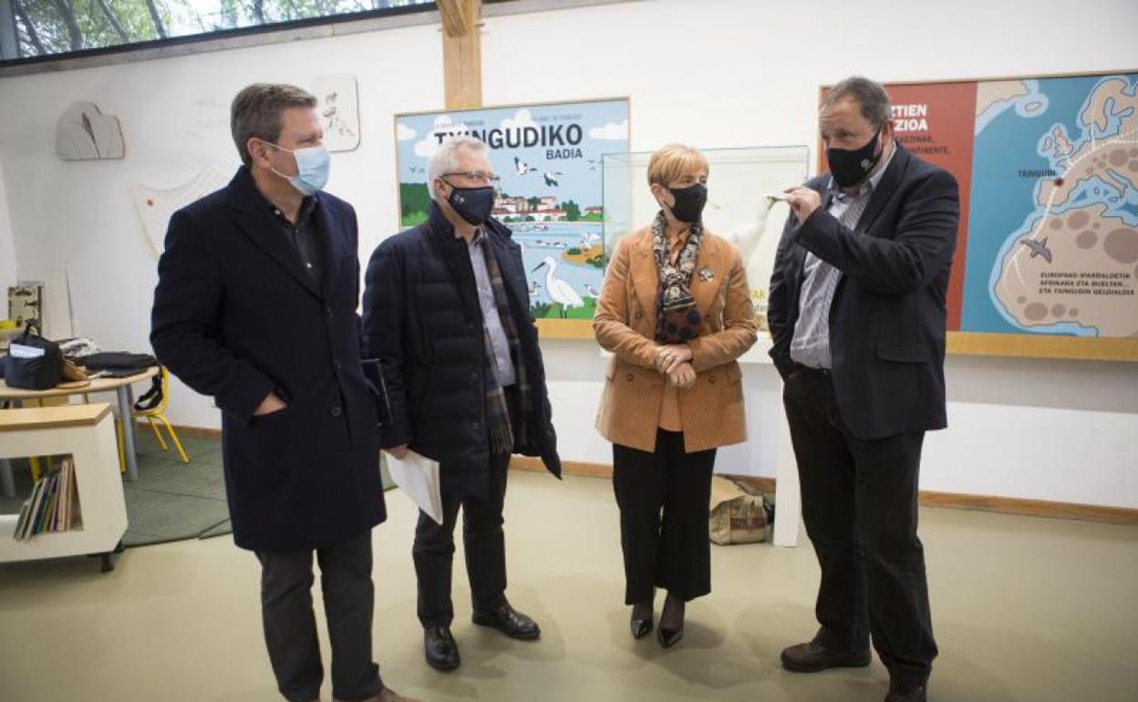 Santano, Asensio, Tapia y Sagarzazu en la ekoetxea de Plaiaundi. 