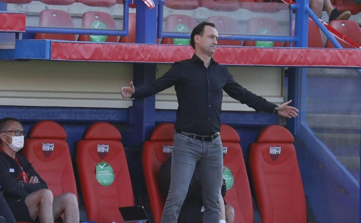 Etxeberria en su último partido con el Bilbao Athletic, ante el Burgos en Almendralejo.