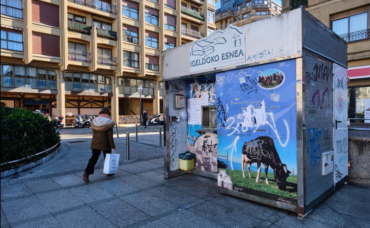Igeldoko Esnea ha dejado de vender leche en las expendedoras de las plazas Nafarroa Behera de Gros –en la imagen– y Gaskuña del Antiguo. Pese a distribuir cerca de 60 litros diarios, la falta de repuestos, el vandalismo y las cargas fiscales hacen poco rentable para los ganaderos de Igeldo esta iniciativa ecológica. Ahora queda retirar las máquinas. 