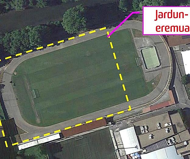 Aitor Aranzabal, Iosu Elorza, Ainhoa Lete, Garbiñe Elorza y Jabi Orbea tras la última reunión. Desplazamiento del campo de juego hacia la variante.