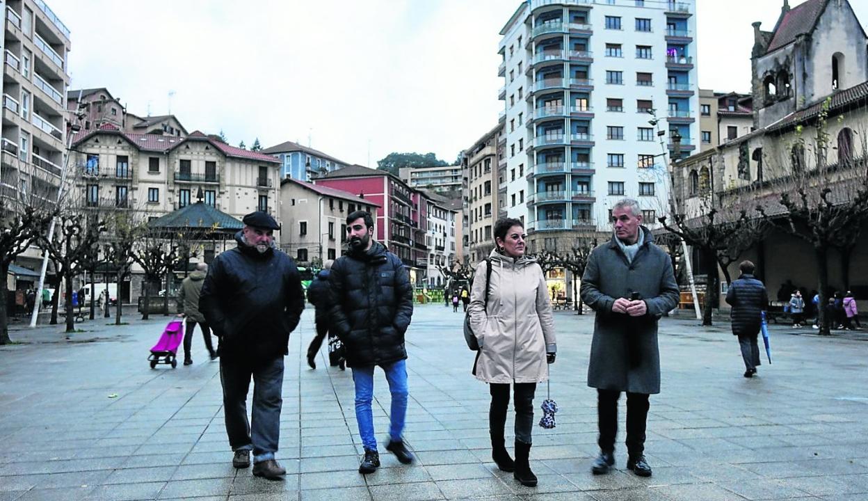 Joxemari Carrere (juntero de EH Bildu en Gipuzkoa), el edil Iraitz Pazos, Mertxe Aizpurua (diputada y portavoz parlamentaria) y el edil Mikel García.