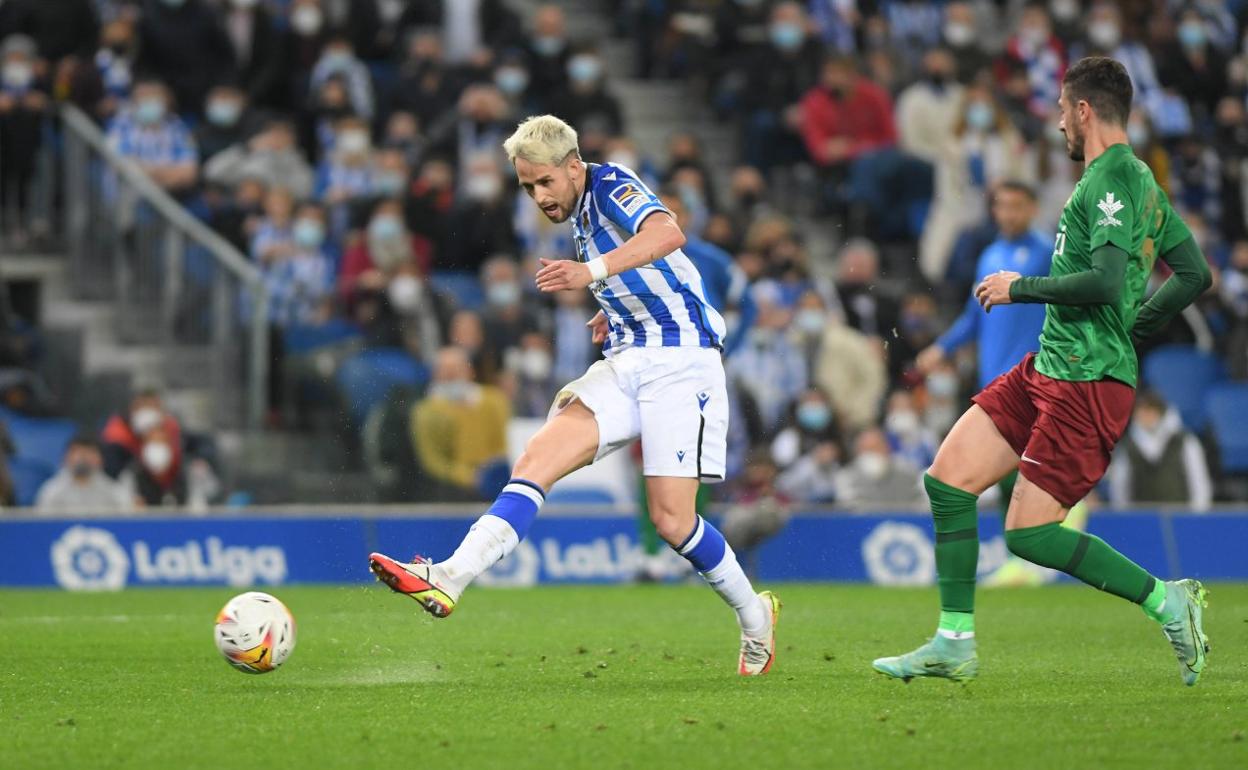 Januzaj remata con la derecha un centro en el último partido de Liga, contra el Granada en Anoeta. 