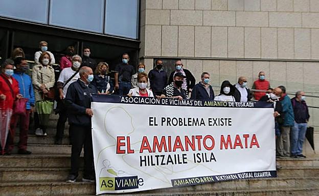oncentración de Asviamie frente a los juzgados de San Sebastián.