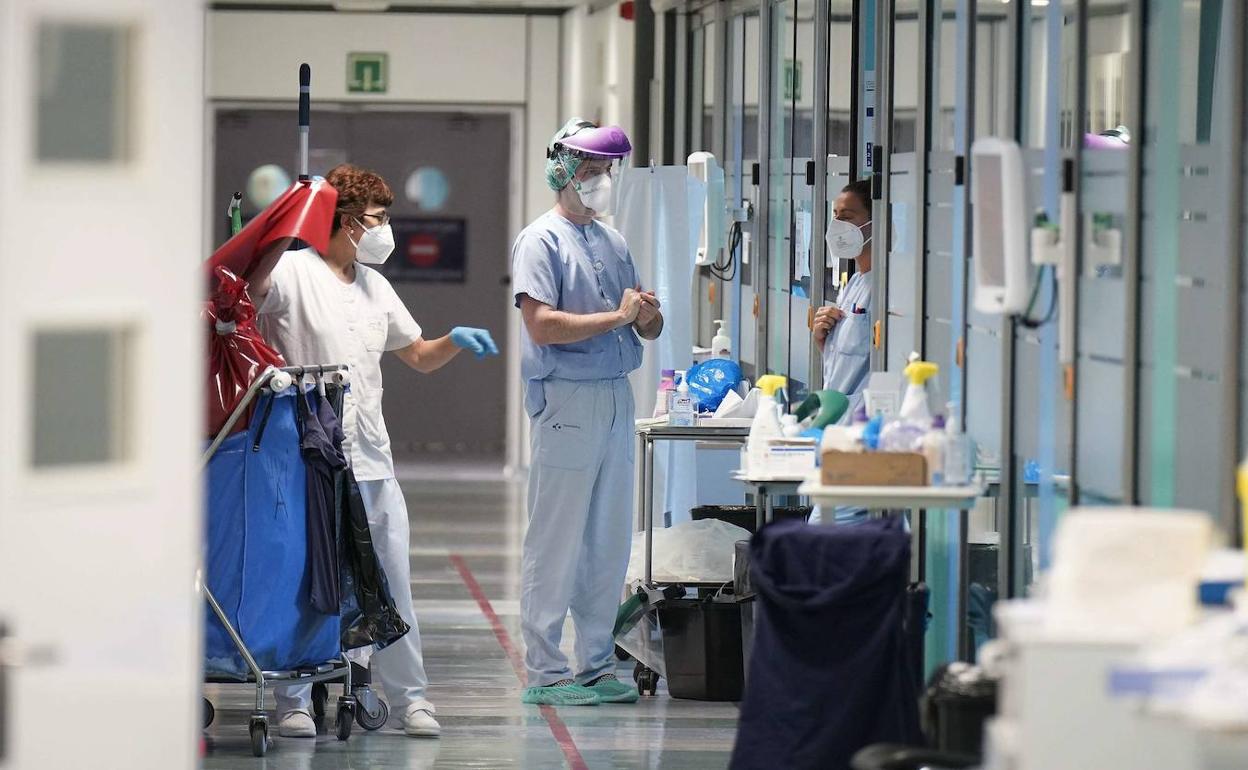 Sanitarios en la UCI del Hospital Donostia.