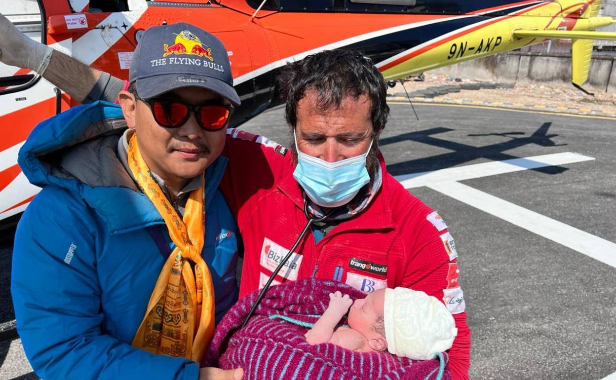 Aventura en Nepal: Alex Txikon, matrón por sorpresa