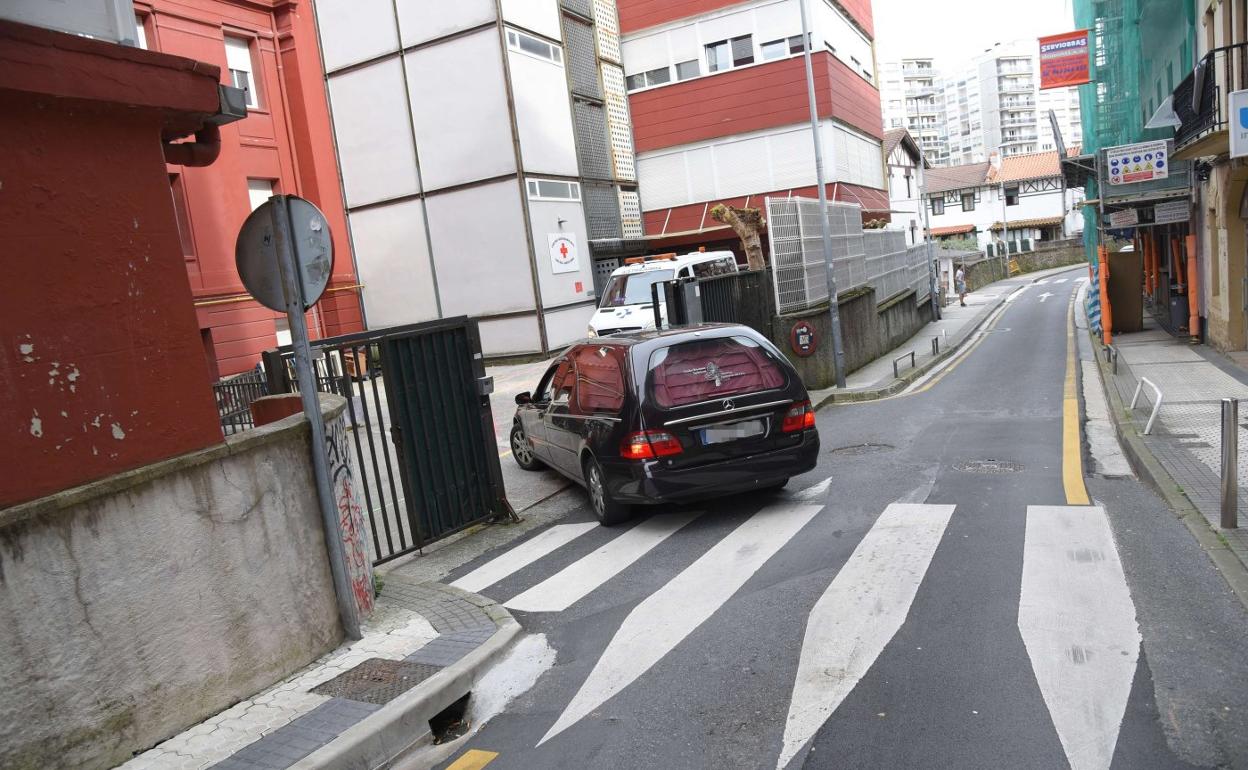 Un coche fúnebre accede a las instalaciones de la Cruz Roja en San Sebastián. 