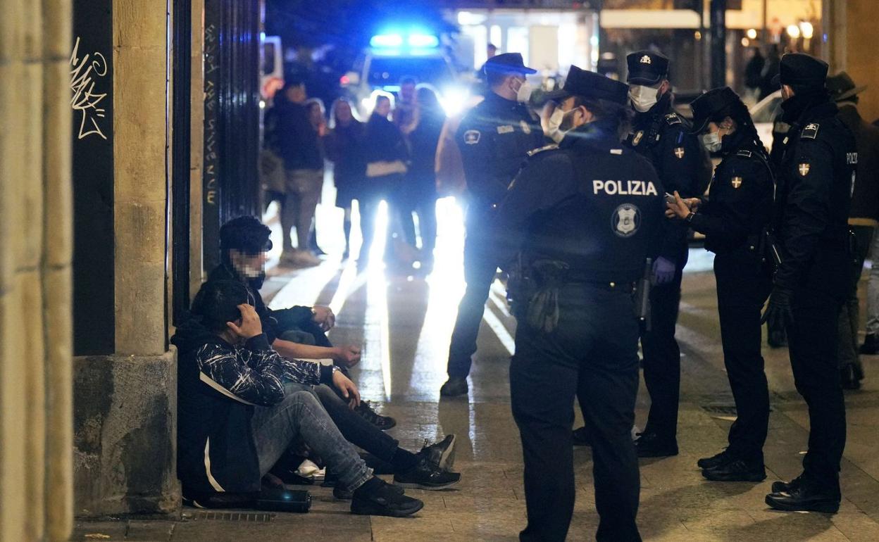 Agentes de la Guardia Municipal identifican en la Parte Vieja a sospechosos de robos. 