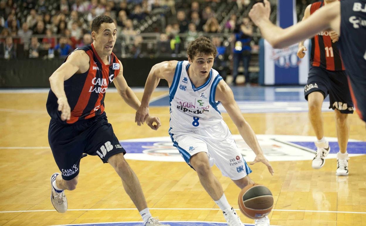Raulzinho Neto se va de Prigioni en los cuartos de final de la Copa de 2012, en Barcelona. 