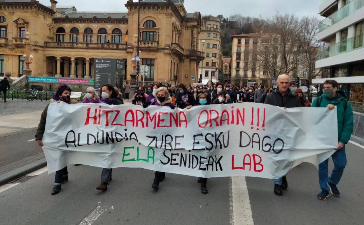 Decenas de trabajadoras de residencias en la manifestación de este miércoles. 
