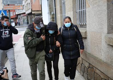 Imagen secundaria 1 - Familiares de los marineros acuden a la armada. A la derecha, el Delegado del gobierno en Galicia, José Miñones.