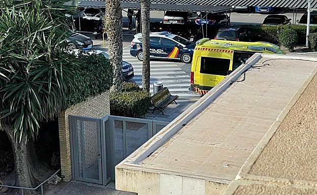 Ambulancias y patrullas de Policía en el colegio Monteagudo, este miércoles. 