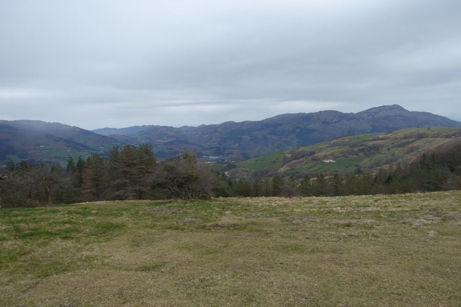 Bajo el manto blanco que ha cubierto esta semana el macizo de Aizkorri se encuentra, Zumarraga y los pueblos que se encuentran en el valle de Urola. 
