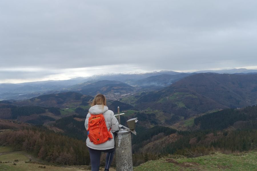 Bajo el manto blanco que ha cubierto esta semana el macizo de Aizkorri se encuentra, Zumarraga y los pueblos que se encuentran en el valle de Urola. 