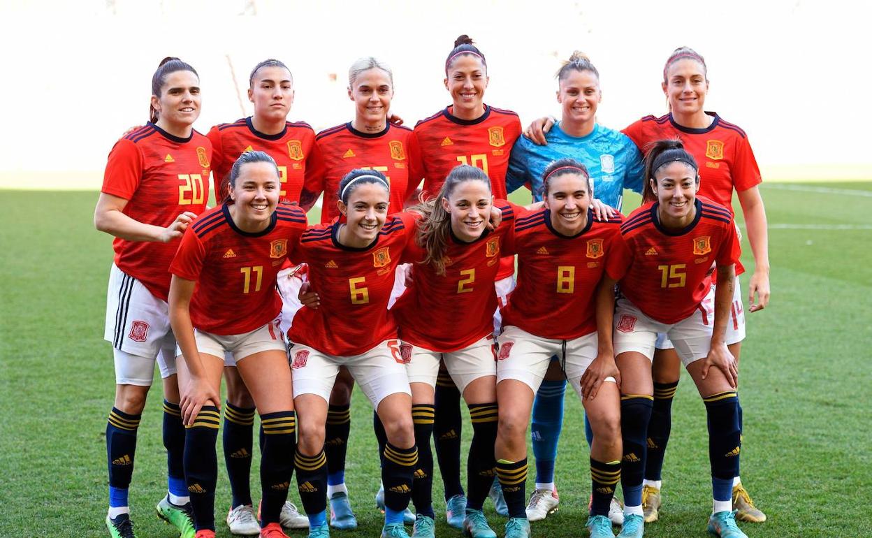 Amaiur, con el dorsal 11, posa con sus compañeras este jueves antes del inicio del partitdo contra Alemania.