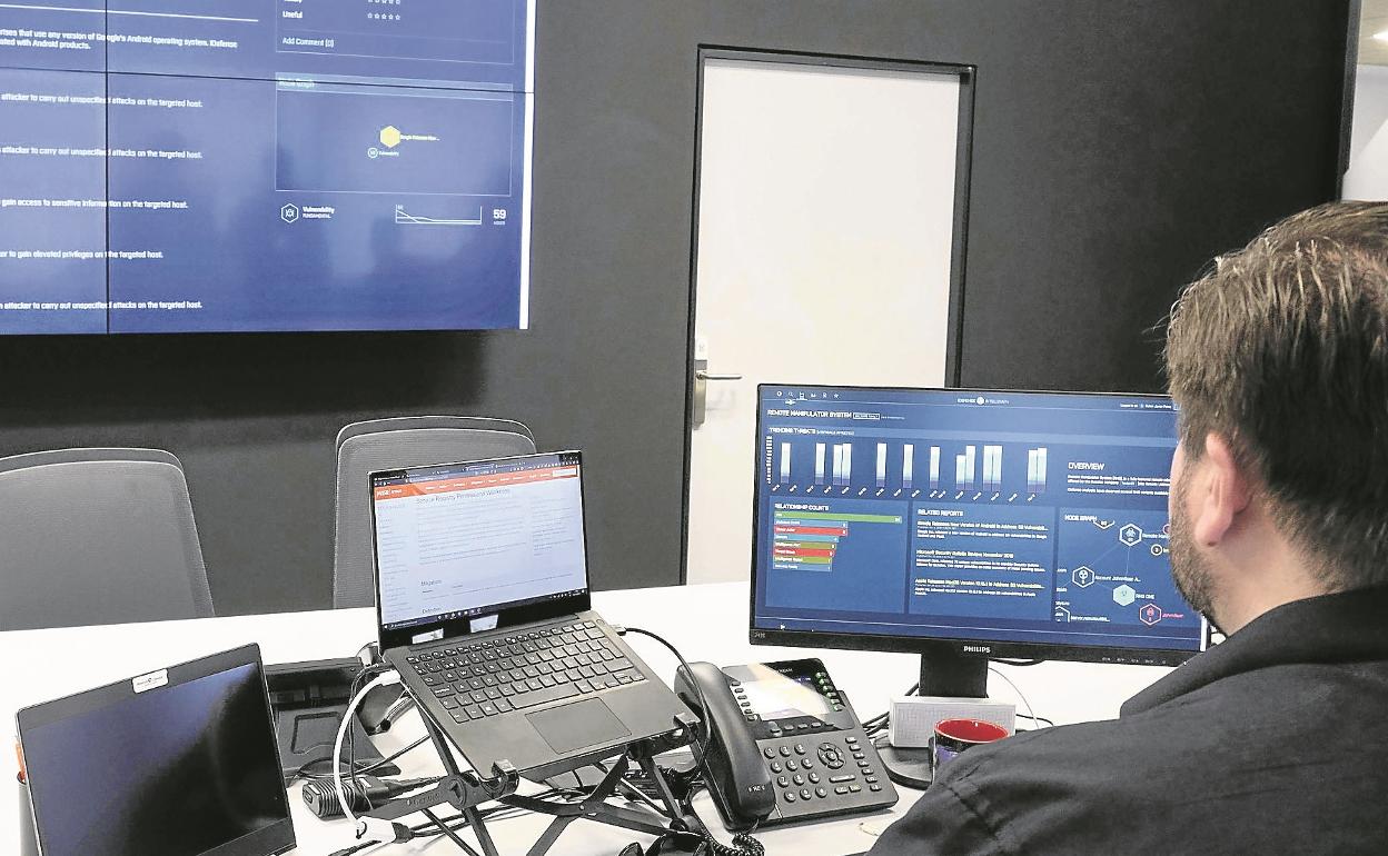 Un experto en ciberseguridad controla varios ordenadores a la vez.