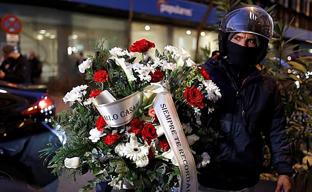 Uno de los congregados ha querido entregar una corona de flores con la frase «Pablo Casado siempre te recordaremos»