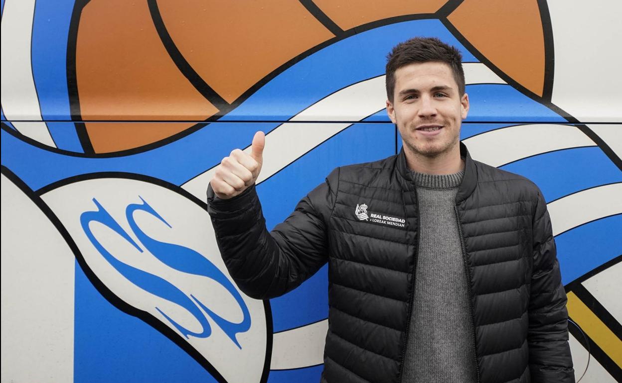 Zubeldia alza el pulgar ayer ante el autobús de la Real en el desplazamientode vuelta desde Leipzig a casa. 