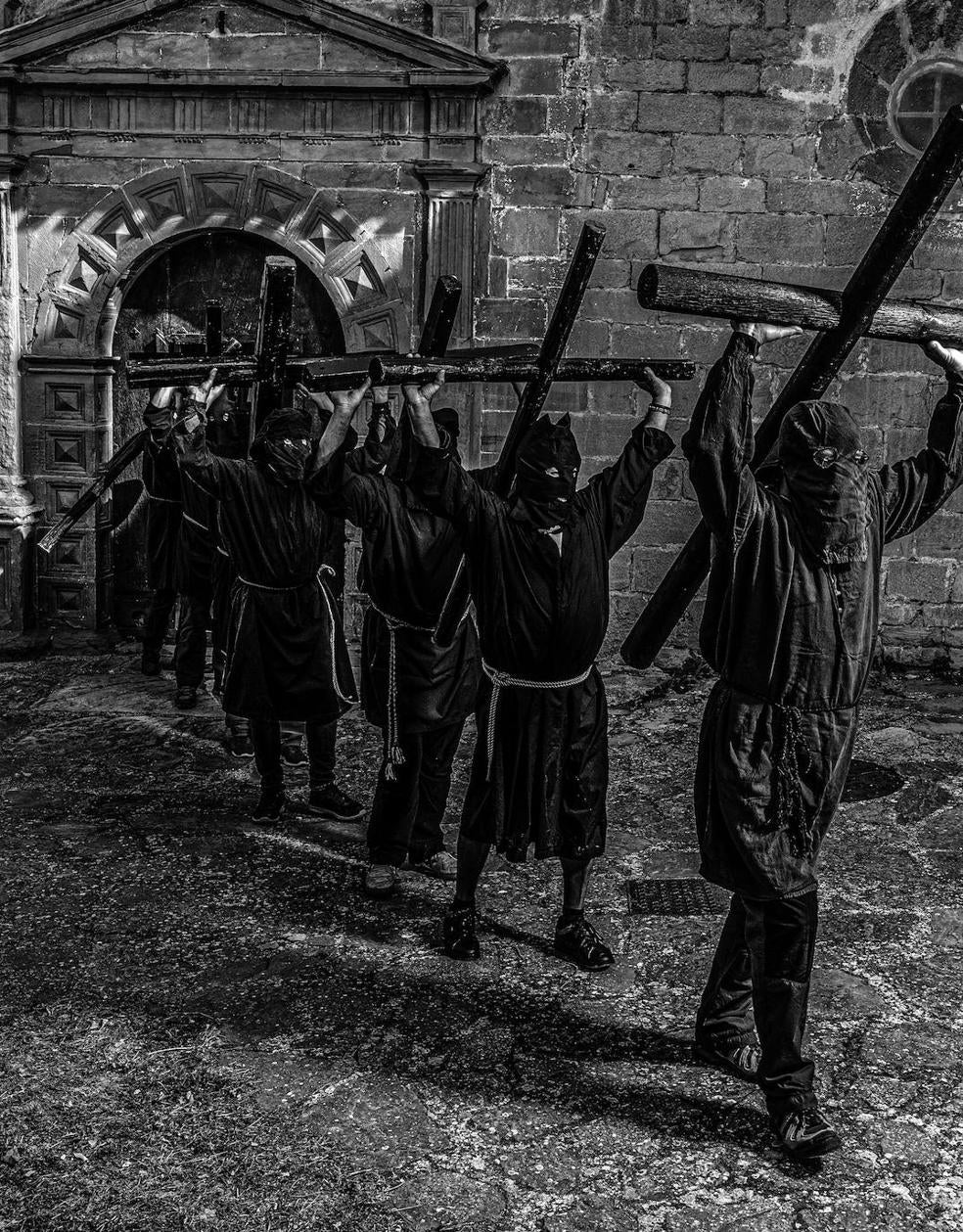 Un grupo de romeros parte de Ardanaz con destino a la ermita.